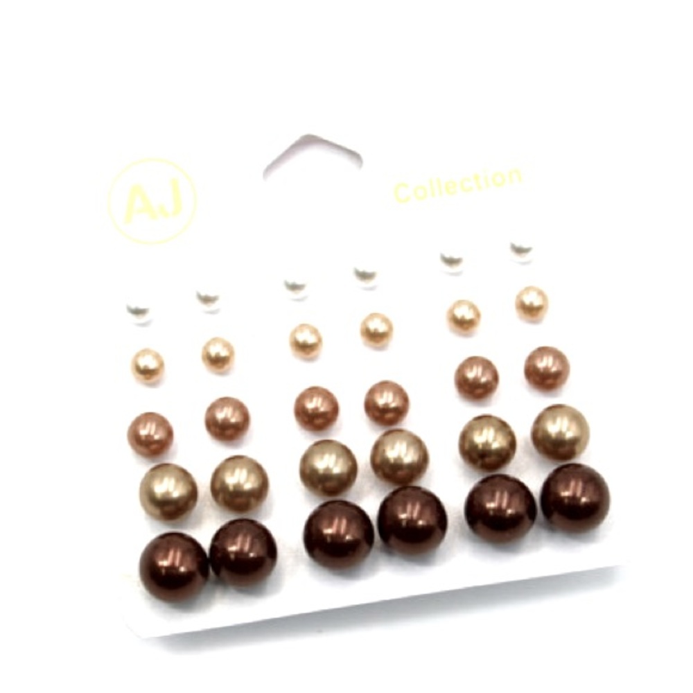 Pearl earrings studs
